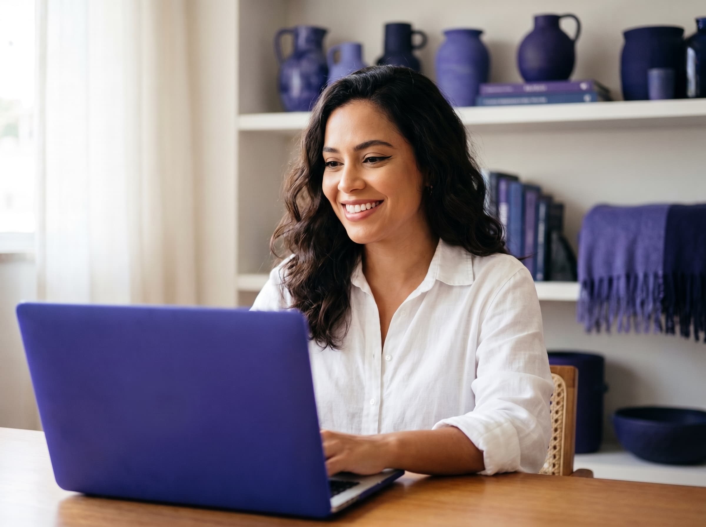 Mulher usando notebook para atender clientes